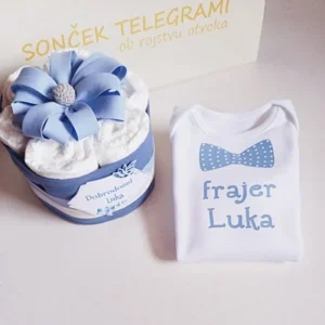 Plenična tortica s pentljo v modri barvi in personaliziranim bodjem za fantka